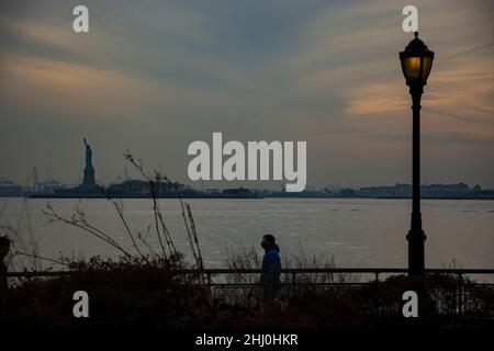 Blick von der Batterie an Manhattans Südspitze auf die Freiheitsstatue Stockfoto