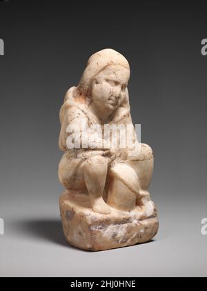 Marmorstatuette eines Sklavenjungen mit Laterne 1st oder 2nd Jahrhundert n. Chr. römische Adaption eines hellenistischen Werkes des 3rd. Jahrhunderts v. Chr. Diese Statuette ist ein gutes Beispiel für ein bekanntes Thema, den Diener, der darauf wartet, seinen Herrn nach Hause zu begleiten. Eine hellenistische Terrakotta-Statuette aus dem ägyptischen „Hayum“ liefert den frühesten bekannten Beweis für diese Art. Das Thema war in der Römerzeit populär, als Marmorbeispiele als Brunnenskulpturen in Villengärten in Pompeji und Syrien dienten und Bronze- und Silbervariationen zu luxuriösen Haushaltsgegenständen wie Tintenfass und Pfefferrollen gemacht wurden. Marble st Stockfoto