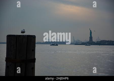 Blick von der Batterie an Manhattans Südspitze auf die Freiheitsstatue Stockfoto