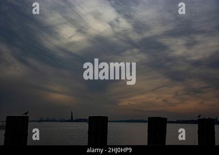 Blick von der Batterie an Manhattans Südspitze auf die Freiheitsstatue Stockfoto