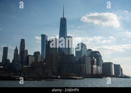 Imposanter Blick von der Fähre auf dem Hudson River auf den Financial District und das One World Trade Center Stockfoto