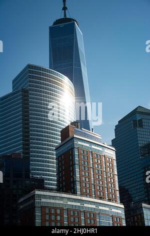 Imposanter Blick von der Fähre auf dem Hudson River auf den Financial District und das One World Trade Center Stockfoto