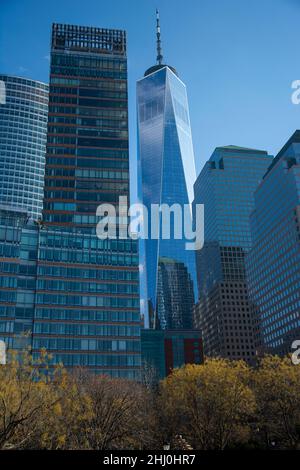 Imposanter Blick von der Fähre auf dem Hudson River auf den Financial District und das One World Trade Center Stockfoto