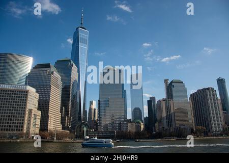 Imposanter Blick von der Fähre auf dem Hudson River auf den Financial District und das One World Trade Center Stockfoto