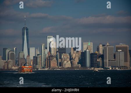 Imposanter Blick von der Fähre auf Upper Bay auf die Skyline von Lower Manhattan Stockfoto