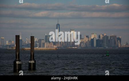 Imposanter Blick von der Fähre auf Upper Bay auf die Skyline von Lower Manhattan Stockfoto