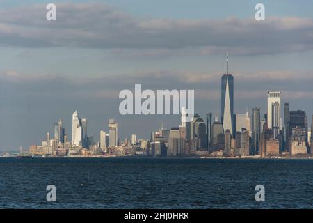 Imposanter Blick von der Fähre auf Upper Bay auf die Skyline von Lower Manhattan Stockfoto