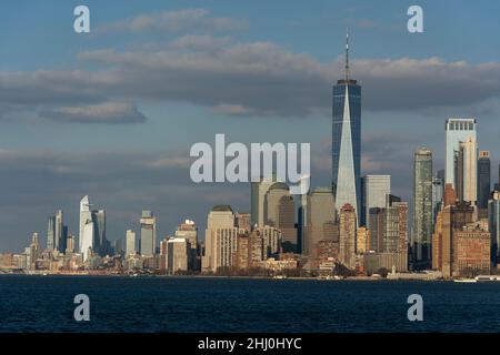 Imposanter Blick von der Fähre auf Upper Bay auf die Skyline von Lower Manhattan Stockfoto