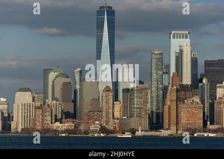 Imposanter Blick von der Fähre auf Upper Bay auf die Skyline von Lower Manhattan Stockfoto