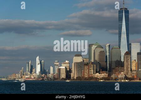 Imposanter Blick von der Fähre auf Upper Bay auf die Skyline von Lower Manhattan Stockfoto