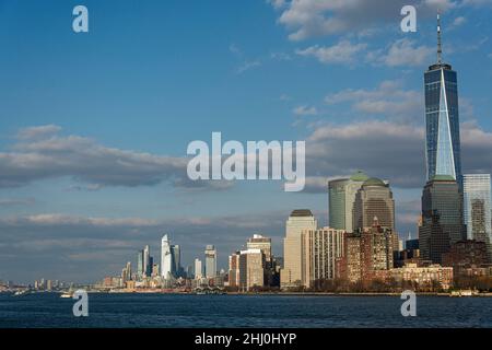 Imposanter Blick von der Fähre auf Upper Bay auf die Skyline von Lower Manhattan Stockfoto