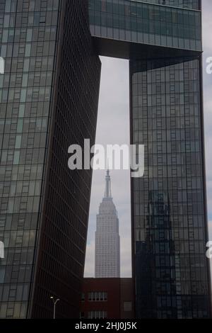 Schräges Hochhaus mit dem Empire State Building im Hintergrund Stockfoto