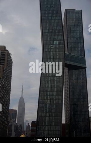 Schräges Hochhaus mit dem Empire State Building im Hintergrund Stockfoto