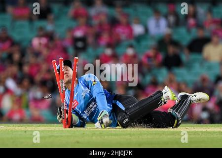 Sydney, Australien, 26. Januar 2022. Ben Dwarshuis von den Sixers lief am 26. Januar 2022 in Sydney, Australien, beim Cricket-Match der Big Bash League Challenger zwischen Sydney Sixers und Adelaide-Stürmer auf dem Sydney Cricket Ground von Alex Carey aus den Stürmer. Quelle: Steven Markham/Speed Media/Alamy Live News Stockfoto