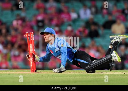 Sydney, Australien, 26. Januar 2022. Ben Dwarshuis von den Sixers lief am 26. Januar 2022 in Sydney, Australien, beim Cricket-Match der Big Bash League Challenger zwischen Sydney Sixers und Adelaide-Stürmer auf dem Sydney Cricket Ground von Alex Carey aus den Stürmer. Quelle: Steven Markham/Speed Media/Alamy Live News Stockfoto