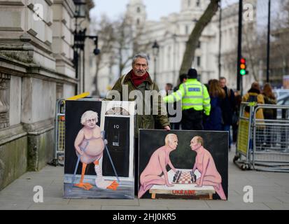 10 Downing Street, London, Großbritannien. 26. Januar 2022. Premierminister Boris Johnson verlässt die Downing Street 10, um an der wöchentlichen Fragestunde der Premierministerin im Parlament teilzunehmen, während die Metropolitan Police während der Sperre Ermittlungen gegen die Partei Nr. 10 beginnt. Bild: Der politische Künstler Kaya Mar steht vor der Downing Street mit seiner neuesten Darstellung von Affären. Quelle: Malcolm Park/Alamy Live News Stockfoto