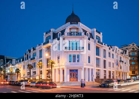 Batumi, Adjara, Georgia. Abendansicht Des President Hotel And Casino Neben Der Statue Von Medea In Der Nähe Der Piazza. Stockfoto