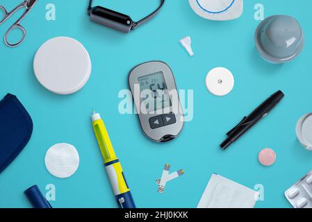 Diabetes-Zubehör und Geräte auf dem Schreibtisch. Draufsicht flache Lay-Komposition Stockfoto