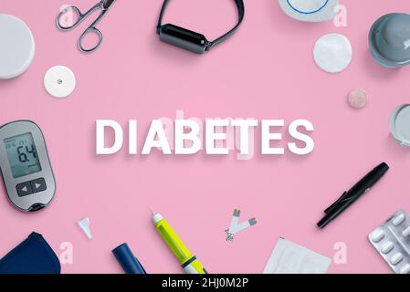 Diabetes Draufsicht, flache Lay-Komposition mit Text, umgeben von Werkzeugen und Zubehör Stockfoto