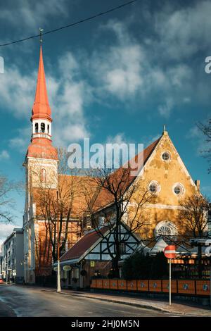 Parnu, Estland. Blick Auf Die Lutherische Kirche St. Elizabeth Im Sonnigen Wintertag Stockfoto