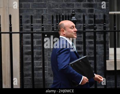 10 Downing Street, London, Großbritannien. 26. Januar 2022. Premierminister Boris Johnson verlässt die Downing Street 10, um an der wöchentlichen Fragestunde des Premierministers im Parlament teilzunehmen, während die Metropolitan Police während der Sperre Ermittlungen gegen die 10 Parteien einleitet. Bild: Andrew Griffith MP, Chief Business Adviser des Premierministers, verlässt die Downing Street, bevor der Premierminister das Parlament besucht. Quelle: Malcolm Park/Alamy Live News Stockfoto