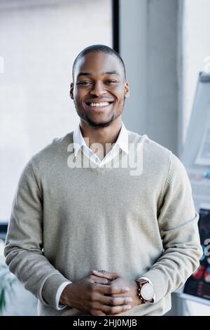 afroamerikanischer Mann, der mit geballten Händen steht Stockfoto