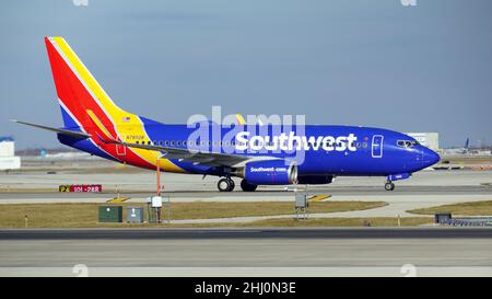 Southwest Airlines Boeing 737-Flugzeuge steigen nach der Landung auf dem Chicago O'Hare International Airport auf die Start- und Landebahn. Stockfoto