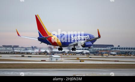 Southwest Airlines Boeing 737 bereitet sich auf die Landung am Chicago O'Hare International Airport vor. Stockfoto