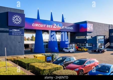 Sportwagen kommen am Tor zur Rennstrecke der 24 Stunden von Le Mans, Frankreich, an. Stockfoto