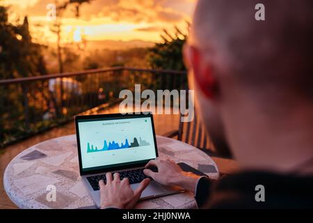 Qualifizierter Geschäftsmann, der Webdiagramm analysiert, während er ein Startprojekt erstellt Stockfoto