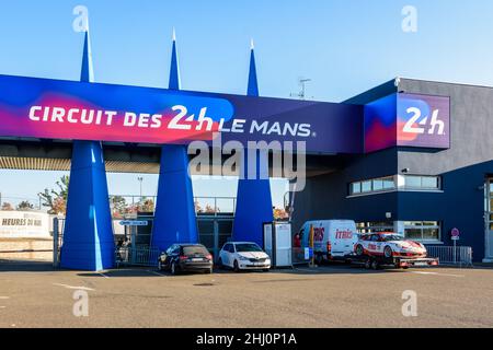 Ein Van, der einen Rennwagen schleppt, kommt am Tor der Rennstrecke der 24 Stunden von Le Mans, Frankreich, an. Stockfoto