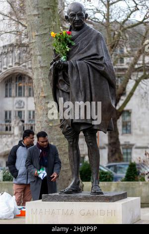 London, Großbritannien. 26. Januar 2022. Mitglieder der indischen Gemeinschaft in Großbritannien feiern den Tag der Republik, indem sie die Statue auf dem Parliament Square von Mahatma Gandhi mit Blumen dekorieren. Am 26th. Januar, dem Tag der Republik, wird der Tag anerkannt, an dem die Verfassung Indiens nach der Unabhängigkeit Indiens im Jahr 1947 in Kraft trat. Kredit: Stephen Chung / Alamy Live Nachrichten Stockfoto