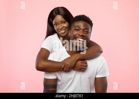 Afroamerikanische Dame, die mit ihrem Mann kuschelt Stockfoto