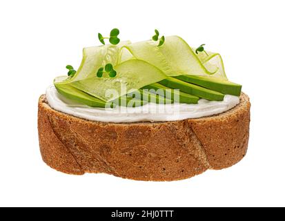 Vegetarisches Sandwich mit Frischkäse, Avocado und Gurke Stockfoto