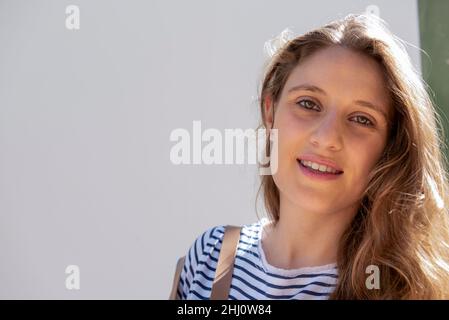 Nahaufnahme Porträt der jungen schönen blonden Frau auf grauem Hintergrund. Stockfoto