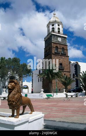 Löwenfigur vor der Kirche in Teguise, Lanzarote, Kanarische Inseln, Spanien Stockfoto