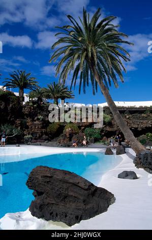 Jameos del Agua in der Nähe von Arrieta, Pool von César Manrique, Lanzarote, Kanarische Inseln, Spanien Stockfoto