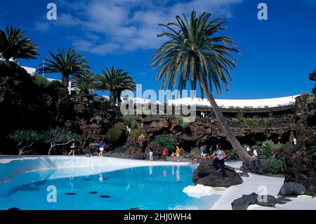 Jameos del Agua in der Nähe von Arrieta, Pool von César Manrique, Lanzarote, Kanarische Inseln, Spanien Stockfoto