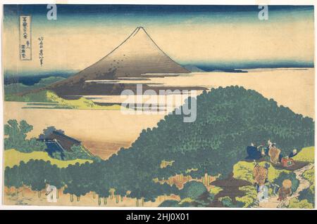 Kissenkiefer bei Aoyama (Aoyama enza no matsu), aus der Serie 36 Ansichten des Fuji-Berges (Fugaku sanjūrokkei) ca. 1830–32 Katsushika Hokusai Japanische Männer picknicken neben der berühmten Kissenkiefer im Garten des Ryūganji-Tempels, während sich ein Vater, der mit seinem Sohn den Gehweg des Gartens entlang geht, in der Ferne nach Fuji bewegt. Die schwellende Form der Kissenkiefer und die grüne Färbung schaffen einen formalen Dialog mit Fujis elegantem gewölbtem Gipfel und der melierten grünen Seite. Kissenkiefer bei Aoyama (Aoyama enza no matsu), aus der Serie 36 Ansichten des Fuji-Berges (Fugaku sanjūrokkei) 56388 Stockfoto