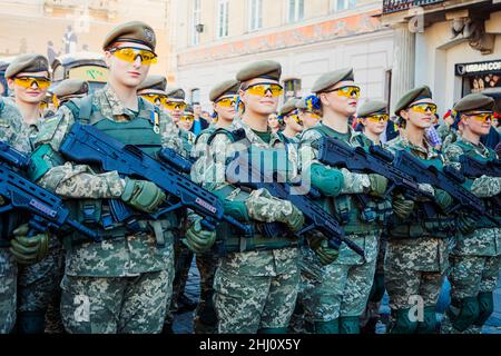 Lviv, Ukraine - 14. Oktober 2018: Marsch der Verteidiger der Ukraine. Tag der Verteidiger der Ukraine. Frauen marschieren Soldaten Stockfoto