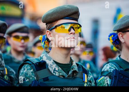 Lviv, Ukraine - 14. Oktober 2018: Marsch der Verteidiger der Ukraine. Tag der Verteidiger der Ukraine. Frauen marschieren Soldaten Stockfoto