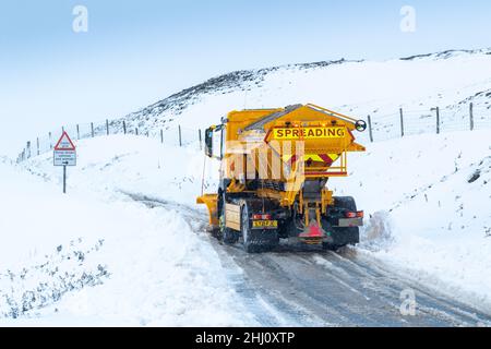 Ein Gritter-Wagen des North Yorkshire County Council kämpft sich über den Buttertubs Pass, der Wensleydale mit Swaledale verbindet, Nr. Stockfoto