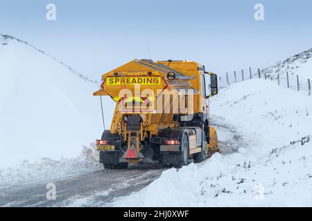 Ein Gritter-Wagen des North Yorkshire County Council kämpft sich über den Buttertubs Pass, der Wensleydale mit Swaledale verbindet, Nr. Stockfoto