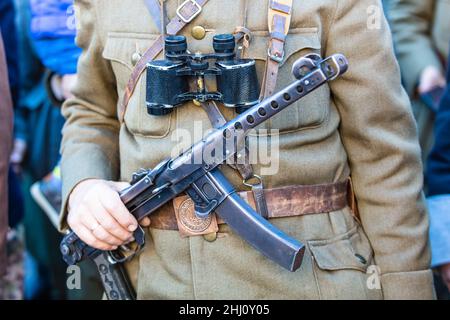 Lviv, Ukraine - 14. Oktober 2018: Marsch der Verteidiger der Ukraine. Tag der Verteidiger der Ukraine. Nahaufnahme der Soldaten mit Waffe Stockfoto