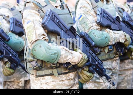 Lviv, Ukraine - 14. Oktober 2018: Marsch der Verteidiger der Ukraine. Tag der Verteidiger der Ukraine. Nahaufnahme der Soldaten mit Waffe Stockfoto