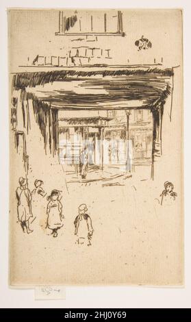 Drury Lane [1880–81] James McNeill Whistler American als Whistler von Venedig nach London zurückkehrte, erforschte er die engen Straßen rund um Covent Garden und schuf dieses Bild eines malerischen Eck-Shops, der durch einen dunklen Durchgang mit von Kindern belebten Vordergrundstraßen erblickt wurde. Drury Lane war zu dieser Zeit ein armer Bereich voller heruntergekommener Gebäude und gleichzeitig das Zentrum des Theaterviertels der Stadt.die subtile räumliche Schichtung erinnert an die Effekte, die der Künstler in Italien entwickelt hat.dieser Druck wurde in Einer Serie von 26 Radierungen (bekannt als das "zweite Venedig-Set") aufgenommen. Herausgegeben von Dowde Stockfoto