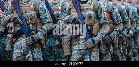 Lviv, Ukraine - 14. Oktober 2018: Marsch der Verteidiger der Ukraine. Tag der Verteidiger der Ukraine. Nahaufnahme der Soldaten mit Waffe Stockfoto