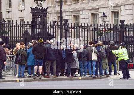 London, Großbritannien 26th. Januar 2022. Massen von neugierigen Zuschauern versammelten sich vor der Downing Street in der Hoffnung, einen Blick auf Boris Johnson zu erhaschen, als er inmitten des Partygate-Skandals und der Ermittlungen gegen die Fragestunde von PMQs auftrat. Kredit: Vuk Valcic / Alamy Live Nachrichten Stockfoto