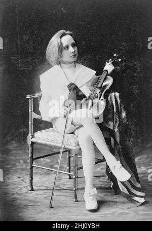 C A. Scherer - Junge sitzend mit Geige und Bogen - c1905 Stockfoto