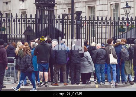 London, Großbritannien 26th. Januar 2022. Massen von neugierigen Zuschauern versammelten sich vor der Downing Street in der Hoffnung, einen Blick auf Boris Johnson zu erhaschen, als er inmitten des Partygate-Skandals und der Ermittlungen gegen die Fragestunde von PMQs auftrat. Kredit: Vuk Valcic / Alamy Live Nachrichten Stockfoto